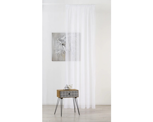 Intérieur décoratif avec un rideau blanc transparent, une image et une table d''appoint