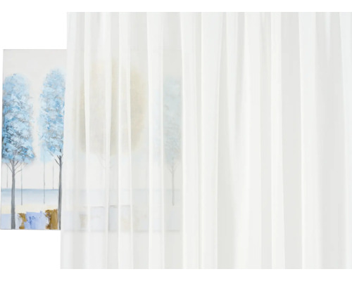 Weißer, transparenter Gardinenschal vor einem Bild mit Baum-Motiv.