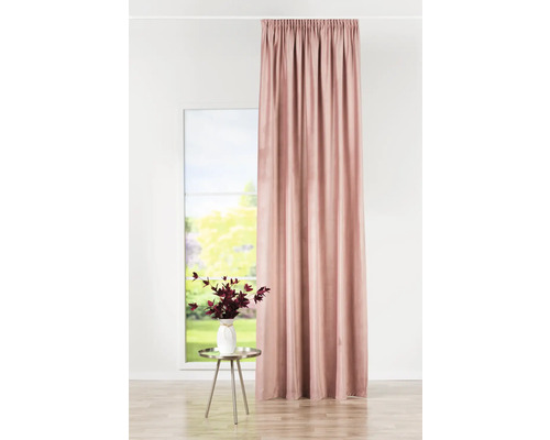 Rideau devant fenêtre avec table d''appoint et vase de fleurs