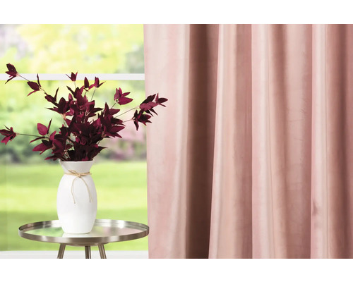 Ambiance d''habitation décorative avec rideau, table et vase de fleurs