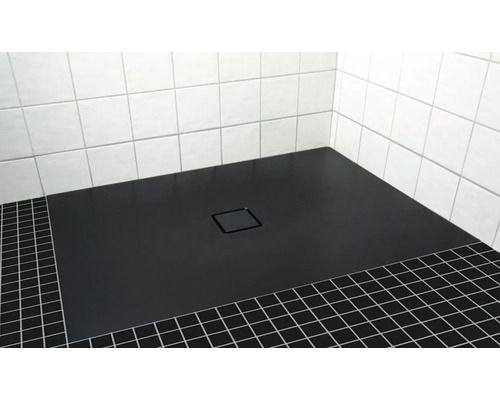 Salle de bains avec douche carrelée avec caniveau d''évacuation