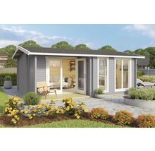 Garten mit grauer Blockhütte, Terrasse, Gartenmöbeln und Bepflanzung