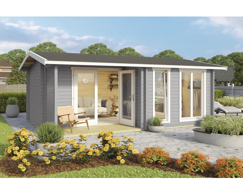 Gartenhaus Outdoor Life Brighton 44 inkl. Fußboden 580 x 429,9 cm lichtgrau Garten mit grauer Blockhütte, Terrasse, Gartenmöbeln und Bepflanzung