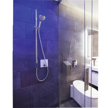 Modernes Badezimmer mit Dusche, Toilette und Waschbecken.
