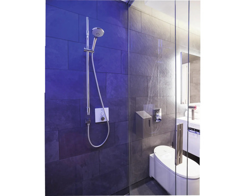 Salle de bains moderne avec douche, toilettes et lavabo.