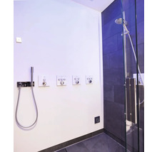 Duschkabine mit Armaturen und Regler an der Wand