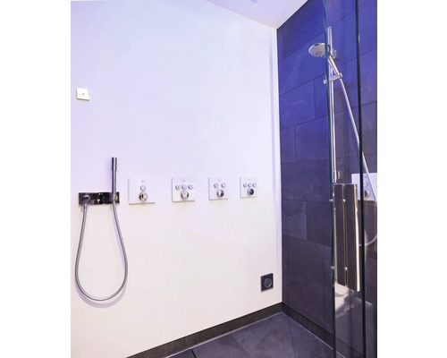 Cabine de douche avec robinetterie et régulateur au mur