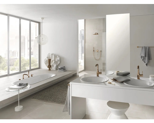 Salle de bain avec baignoire, lavabo, miroir et robinetterie