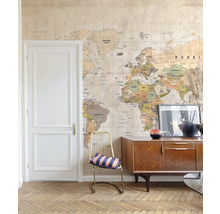 Salon avec papier peint carte du monde, commode et chaise