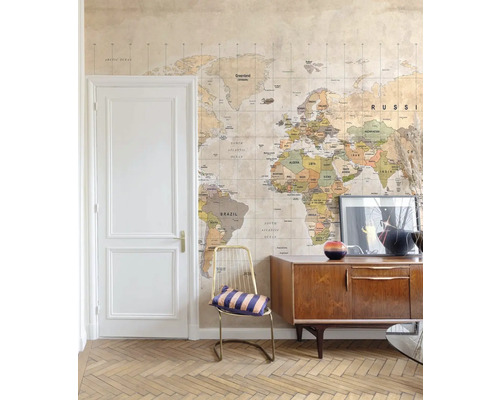 Salon avec papier peint carte du monde, commode et chaise