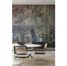 Salle à manger avec papier peint New York, table à manger et chaises