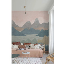 Salon avec papier peint montagne, lit de jour avec coussins, tables d''appoint et tapis