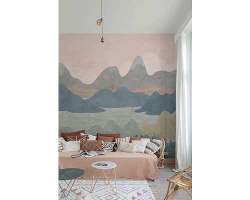Salon avec papier peint montagne, lit de jour avec coussins, tables d''appoint et tapis