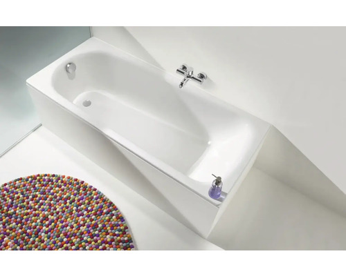 Rechteckige Badewanne aus Acryl mit Armatur und Überlaufgarnitur im Badezimmer