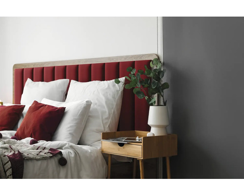 Coussin mural Velvet rouge foncé aspect cuir 60 x 15 cm Chambre avec lit, tête de lit rouge, table de chevet en bois et décoration