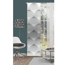Dekoratives Schiebegardinenpaneel mit geometrischem Muster in einem Wohnzimmer.