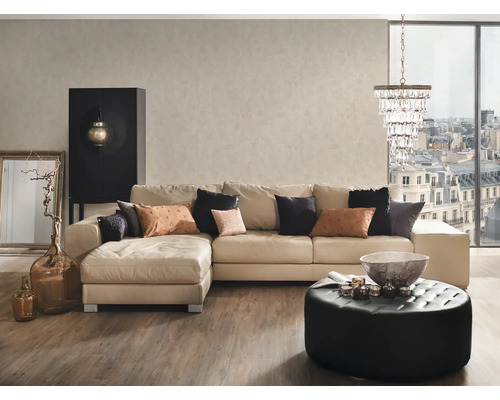 Wohnzimmer mit Ecksofa, Sessel, Schrank und Pendelleuchte