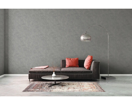 Wohnzimmer mit grauer Wandtapete, Sofa, Stehlampe und Teppich