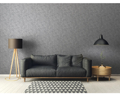 Wohnzimmer mit Sofa, Stehlampe und Pendelleuchte