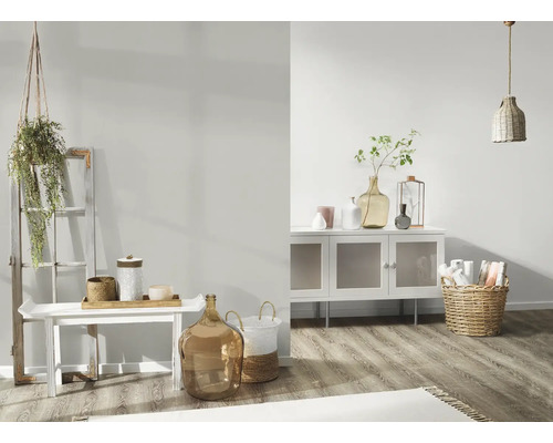Salon lumineux avec buffet blanc, décoration et panier tressé