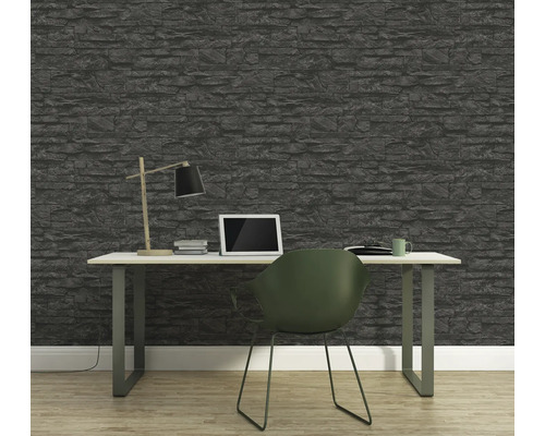 Bureau avec papier peint en pierre, bureau, lampe, ordinateur portable et chaise