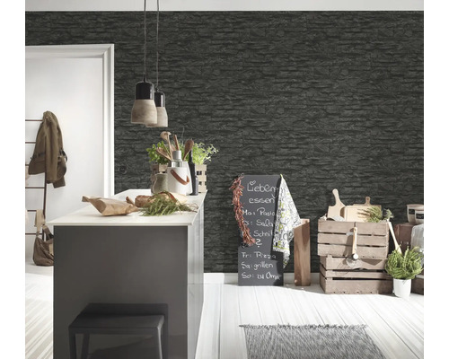 Scène de cuisine avec mur à aspect pierre, comptoir de cuisine et décoration