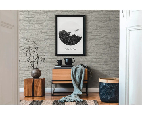 Wohnraum mit grauer Steinoptik Tapete, Sideboard und Dekoration