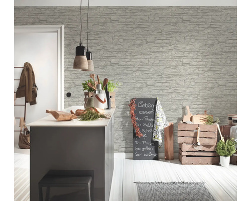 Dekoratives Interieur mit Steinmustertapete, Küchentheke und Tafel