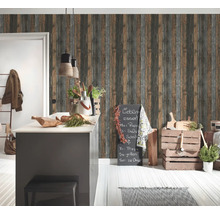 Cuisine décorative avec papier peint mural en bois, tableau noir et caisses en bois