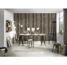 Espace de travail créatif avec papier peint en bois, chevalet et bureau