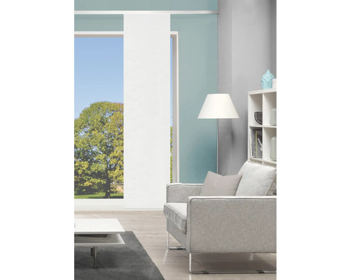 Salon avec panneaux japonais, canapé, lampadaire et étagère.