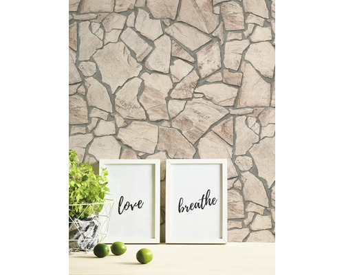 Mur avec motif de pierre et deux cadres photo avec les inscriptions amour et respirer.