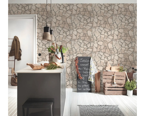 Pièce lumineuse avec comptoir de cuisine, décorations et papier peint à motif de pierre