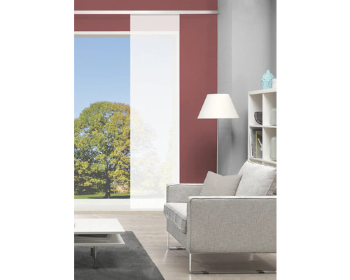 Salon avec panneaux japonais, canapé et bibliothèque