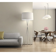 Wohnzimmer mit Sofa, Stehlampe und Esstischgruppe