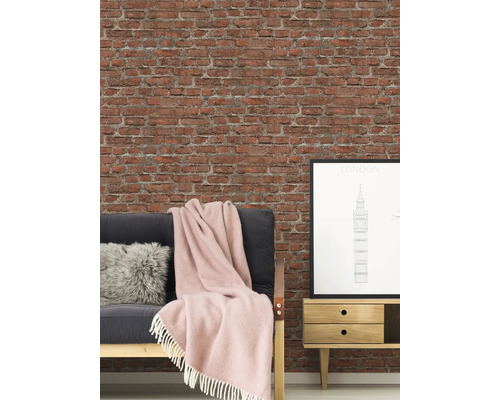 Salon avec mur en briques, canapé, coussin, couverture, table d''appoint et poster de Londres