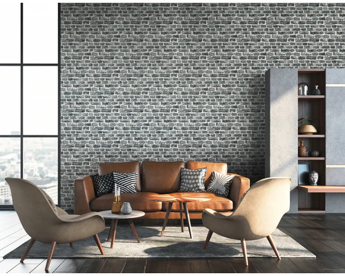 Wohnzimmer mit Ziegelwandtapete, Sofa und Sesseln