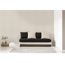 Zimmer mit Futon, Kissen und Teppich für Wohnambiente