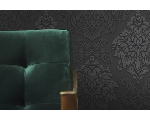 Tapete mit floralem Muster und Textiloptik neben einem Sofa