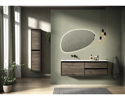 Salle de bains avec meuble-lavabo, miroir éclairé et armoire suspendue aspect bois