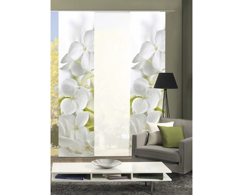 Wohnzimmer mit Schiebegardinen mit Blumenmuster