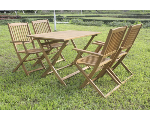 Table de jardin avec quatre chaises en bois sur une pelouse