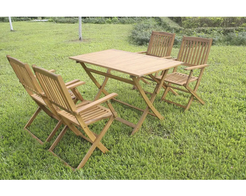 Table de jardin avec quatre chaises de jardin sur gazon