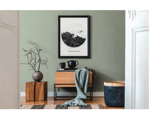 Wohnzimmer mit Holzmöbeln, Dekoration und gerahmtem Bild an der Wand