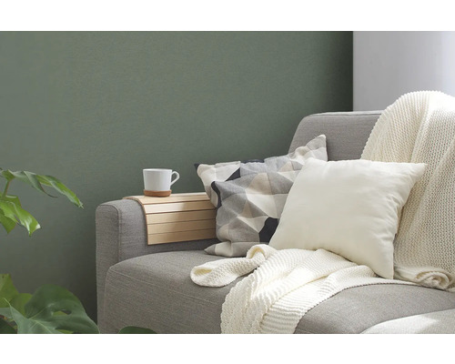 Graues Sofa mit Kissen, Überwurf und Holztisch mit Tasse