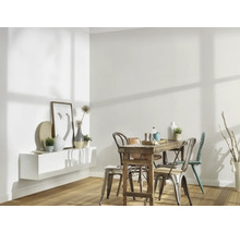 Esszimmer mit Holztisch, Stühlen und weißem Wandregal