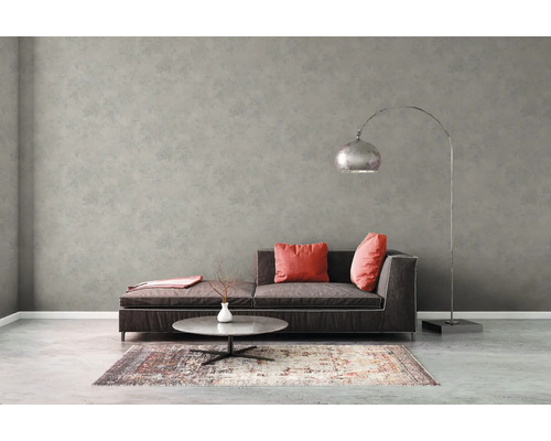 Salon avec papier peint mural gris, canapé, lampadaire et tapis