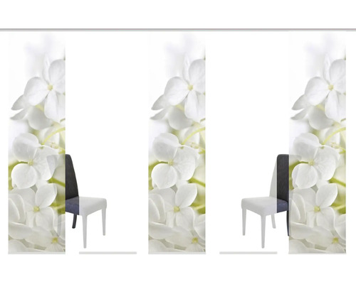 Schiebegardinen mit Blumenmuster und Stuhl im Raum.