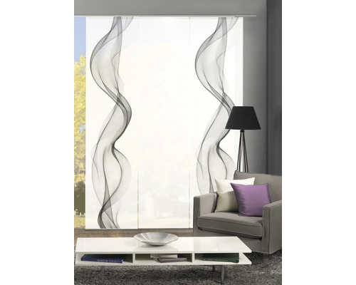 Dekorative Schiebegardine mit abstraktem Wellenmuster in einem modernen Wohnraum.