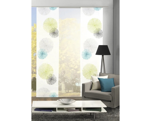 Panneau coulissant décoratif avec motif abstrait dans le salon.